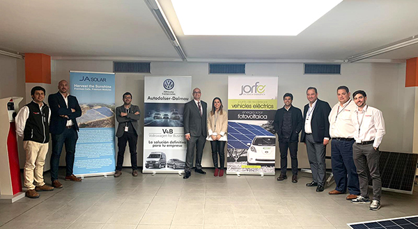 ponentes y organizadores del meeting sobre fotovoltaica y vehículos eléctricos en Lleida