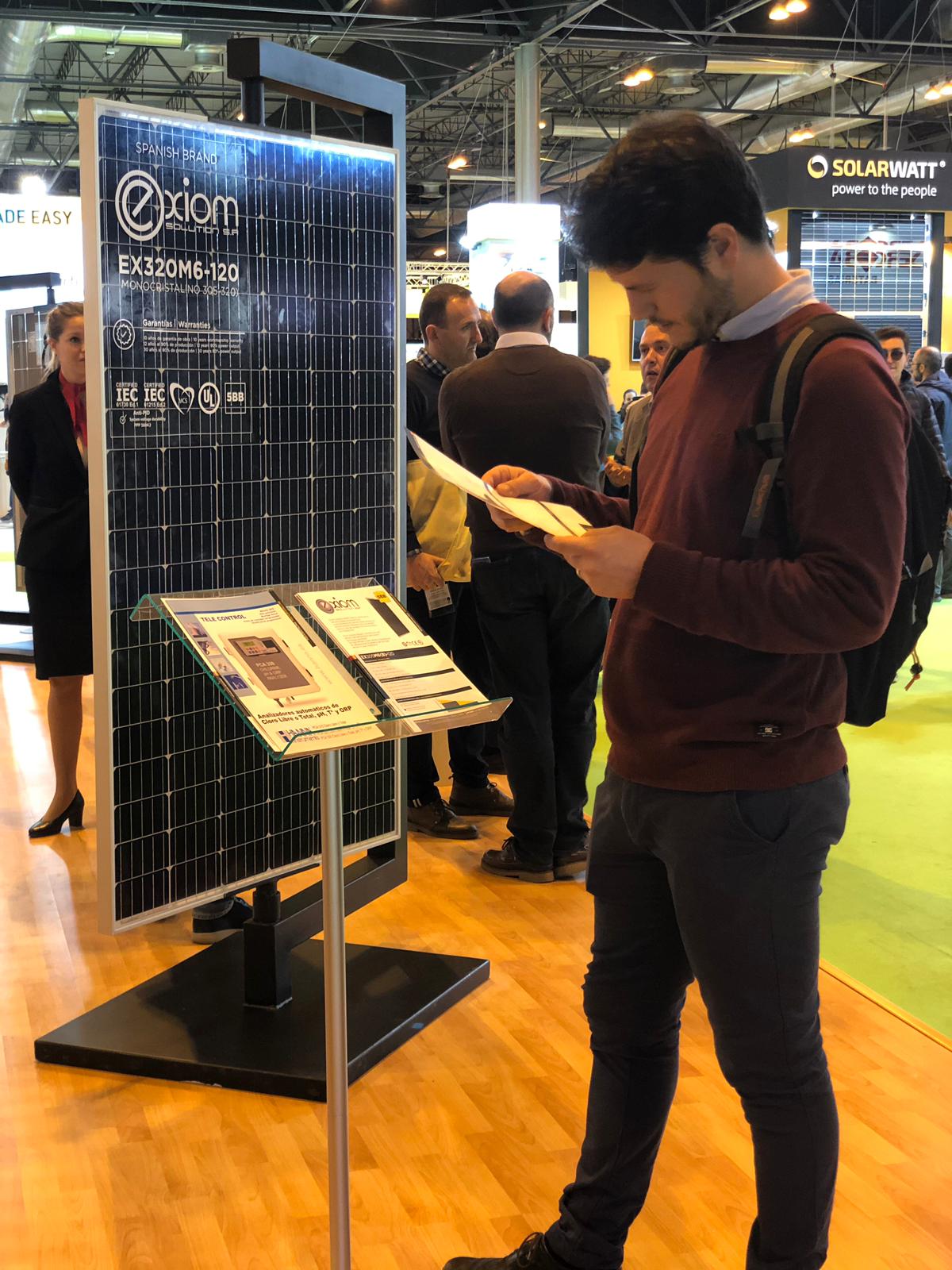 Nuestro técnico en la Feria Genera en Madrid, informandose de las novedades en fotovoltaica y energías renovables