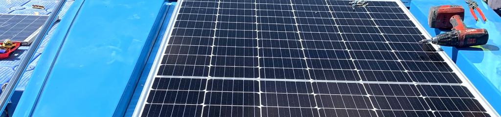 modulos solares fotovoltaicos en cubierta de barco 