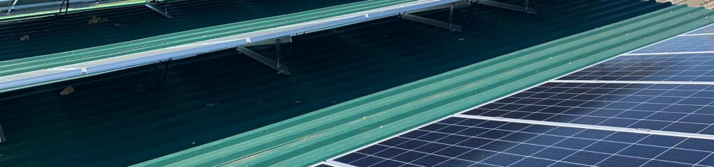 detalle placas solares fotovoltaicas estructura inclinada