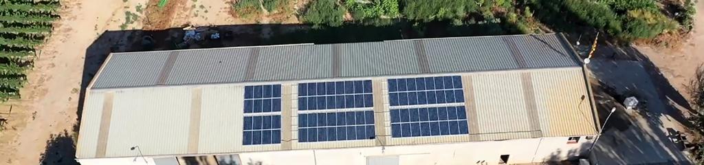 imagen aerea de la cubierta de la nave con las placas solares fotovoltaicas