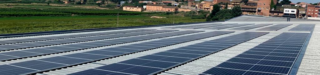 cubierta Ros Frigorifics con los 244 modulos solares fotovoltaicos instalados