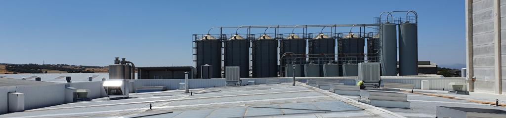 vista teulada nau amb maquines evaporatives i extractors