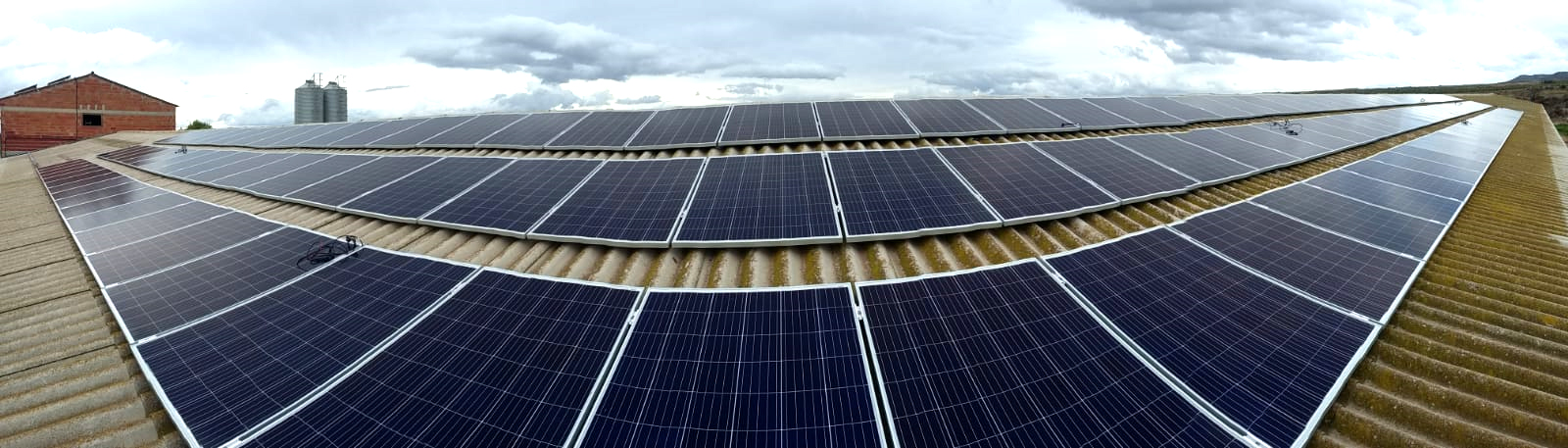 cubierta en granja con más de 150 placas solares fotovoltaicas para instalación de autoconsumo y ahorro energético mediante energías renovables
