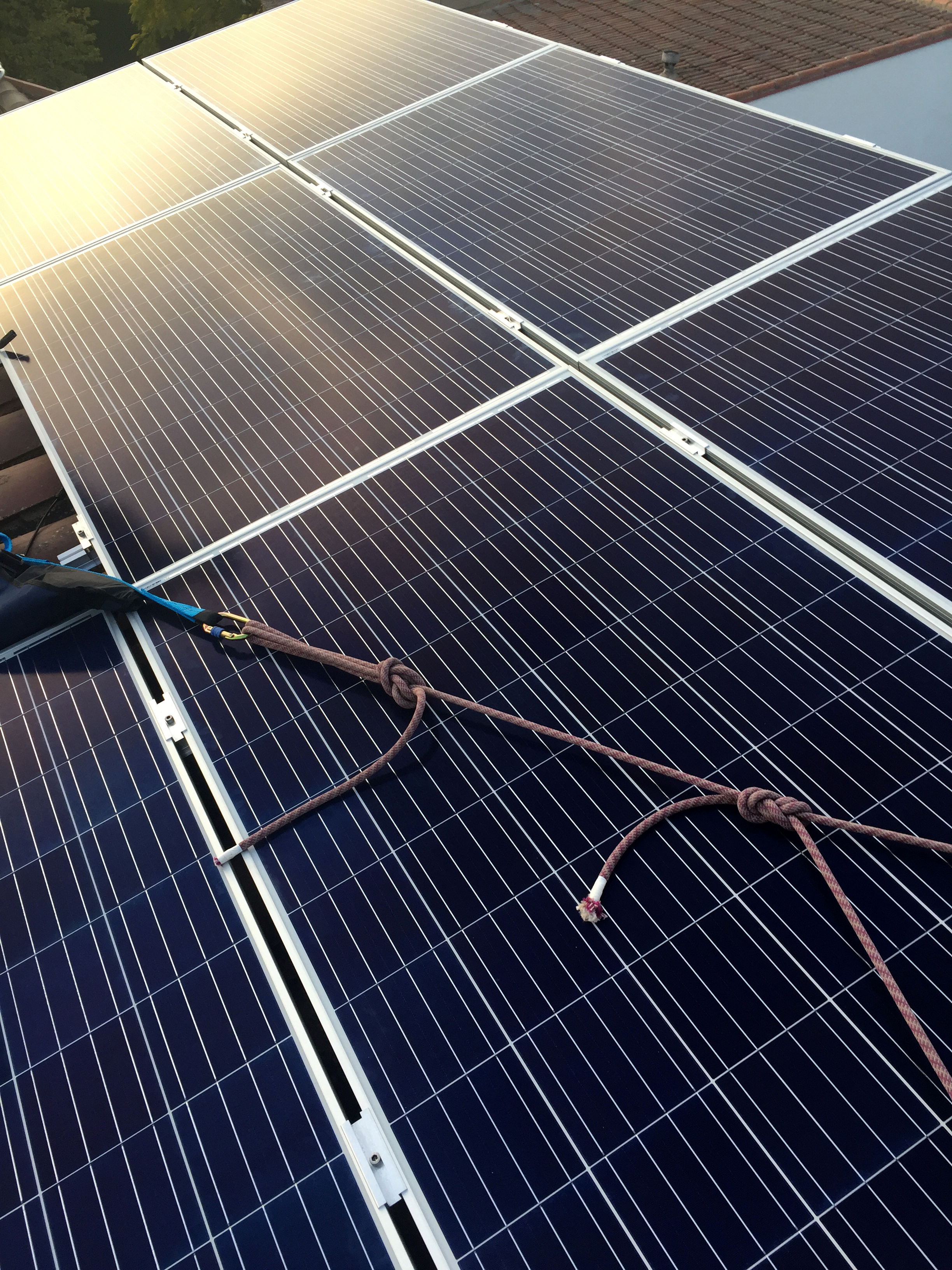 placas solares fotovoltacas y por encima la línea de vida instalada que permite a los trabajadores de Jorfe realizar trabajos en altura sin peligro de caida