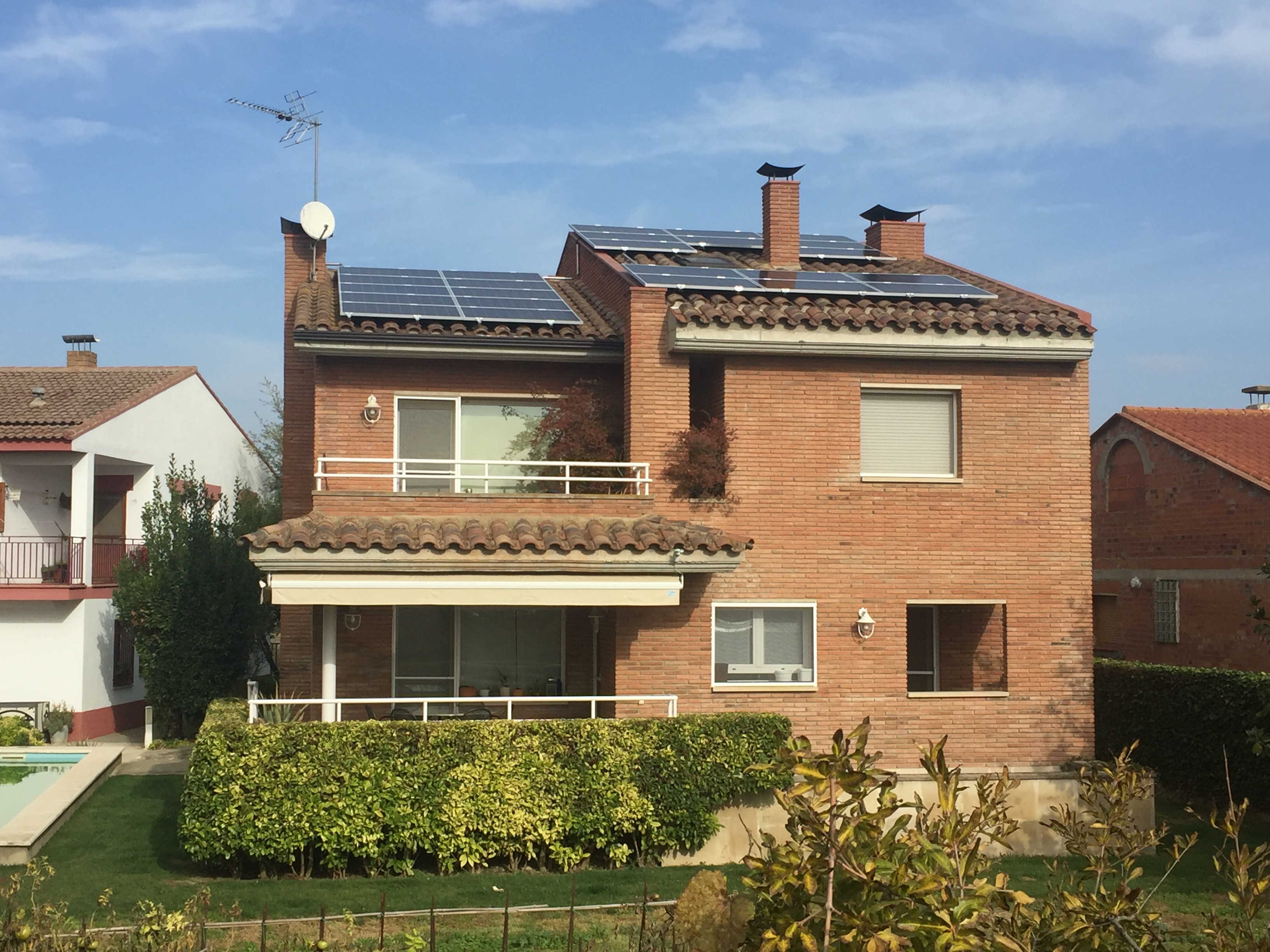 vivienda unifamiliar con tejado lleno de placas solares fotovoltaicas instaladas por Jorfe
