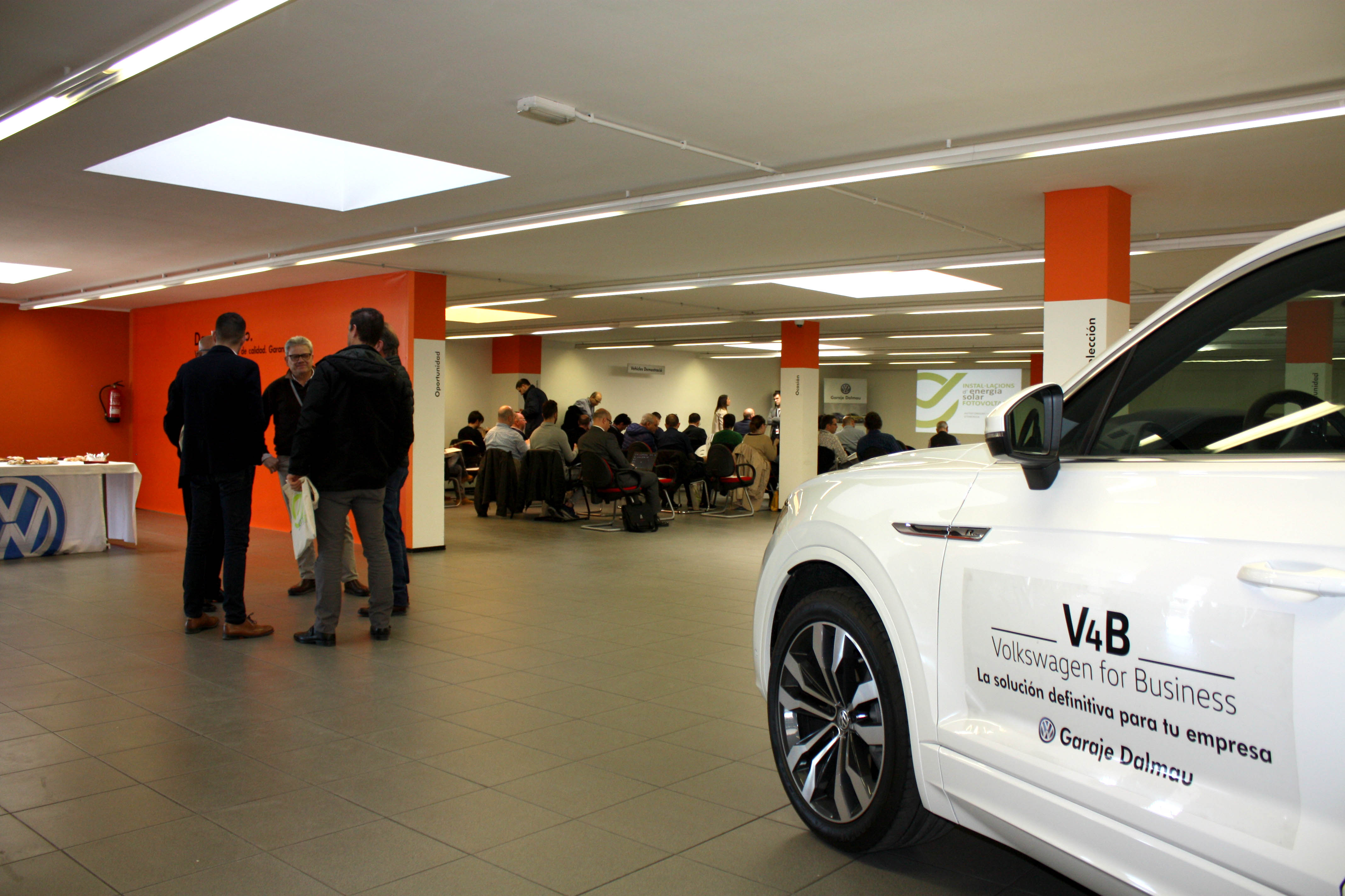 Interior de la sede de Volkswagen donde se realizó la jornada sobre fotovoltaica y vehículos eléctricos