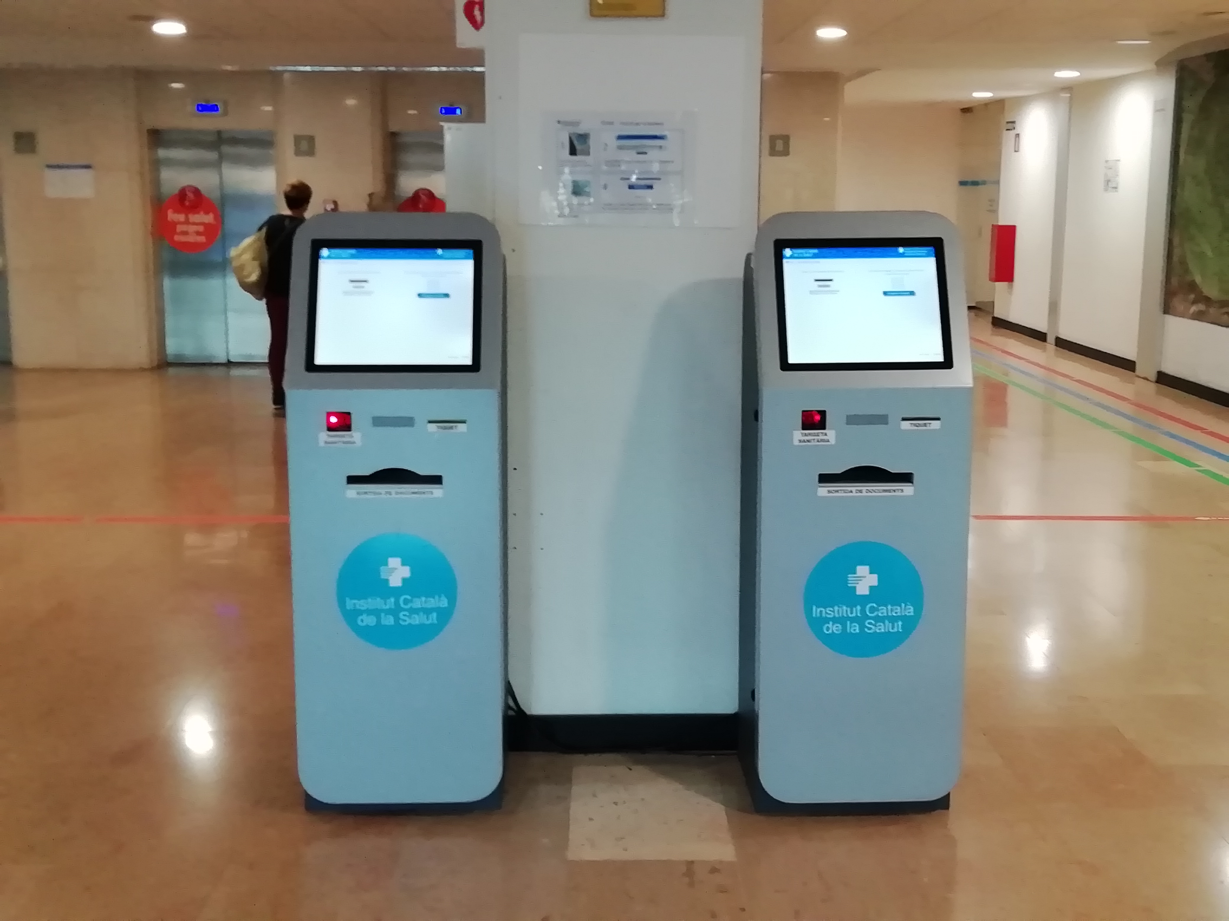 pantalles TESEO del nou sistema de visites a l'Hospital Universitari Arnau de Vilanova de Lleida