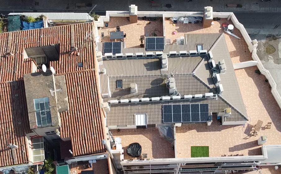 imagen aérea de la cubierta de La Closca con fotovoltaica en Lleida