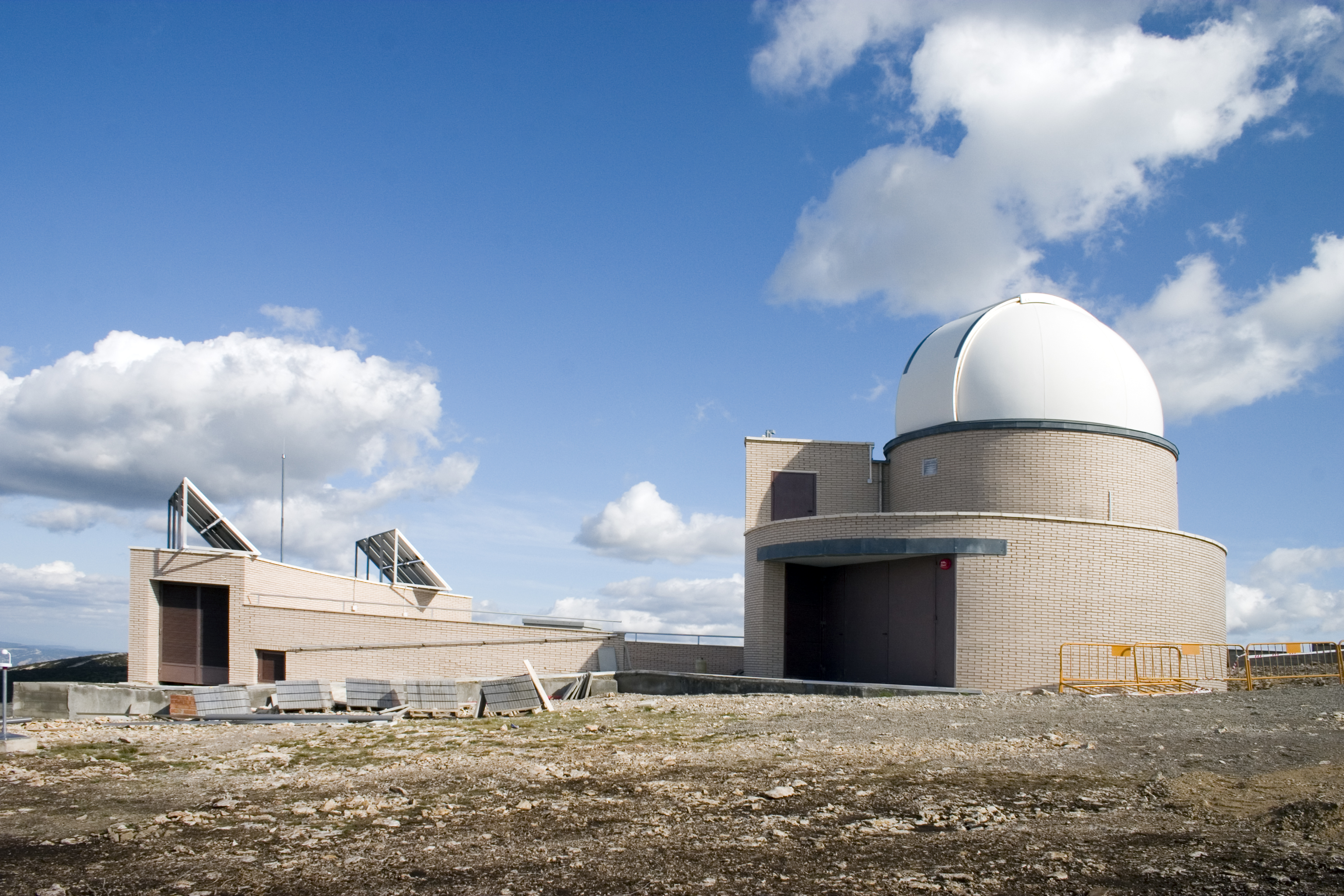 exterior del parc astronòmic del Montsec amb les plaques solars fotovoltaiques de fons