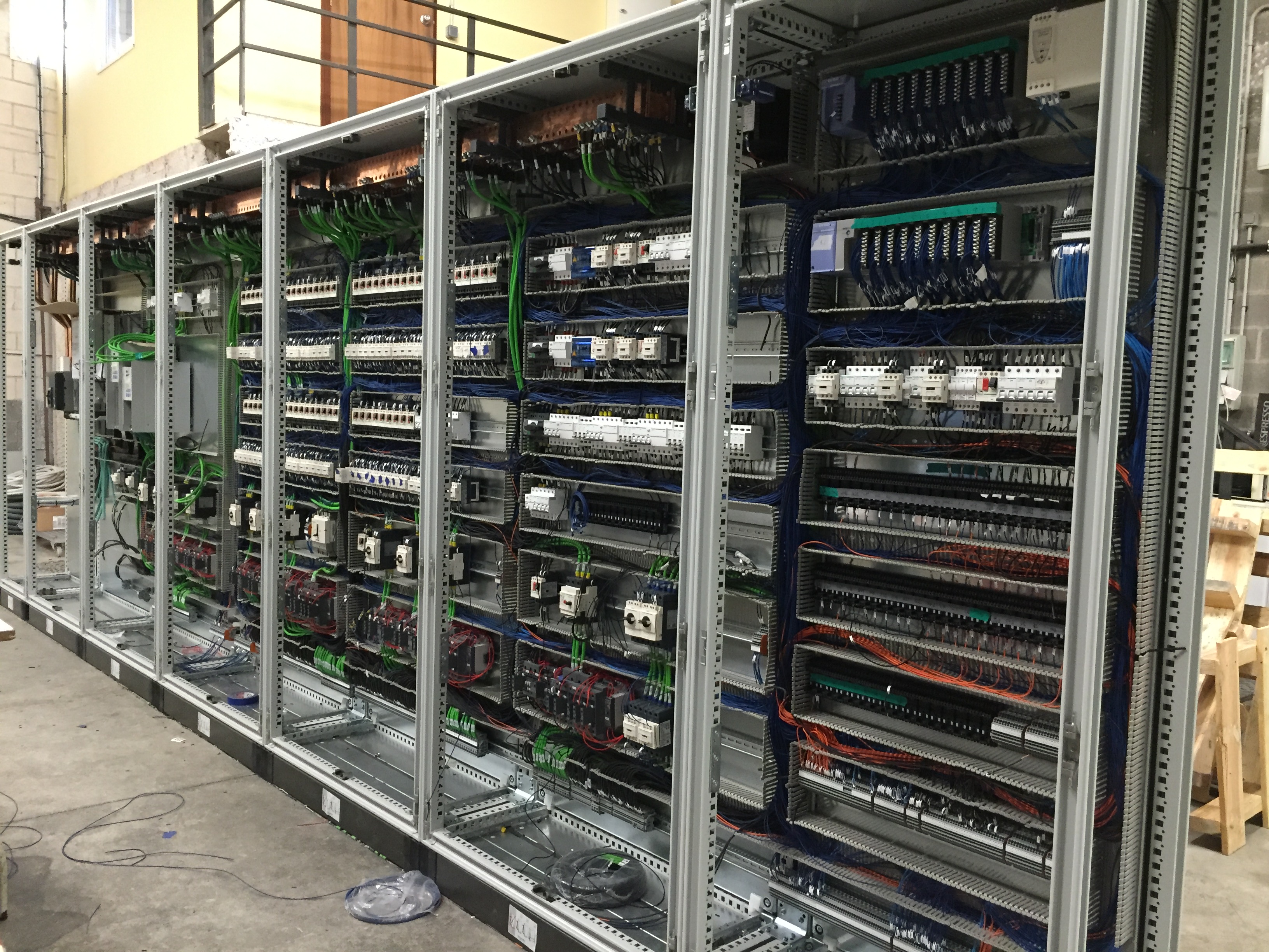 nous quadres elèctrics instal·lats per Jorfe, en procés d'acabar amb els cables, automàtics i diferencials
