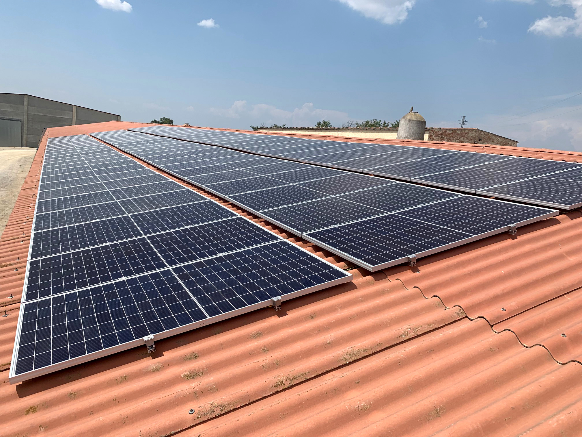 moduls solars fotovoltaics en coberta granja