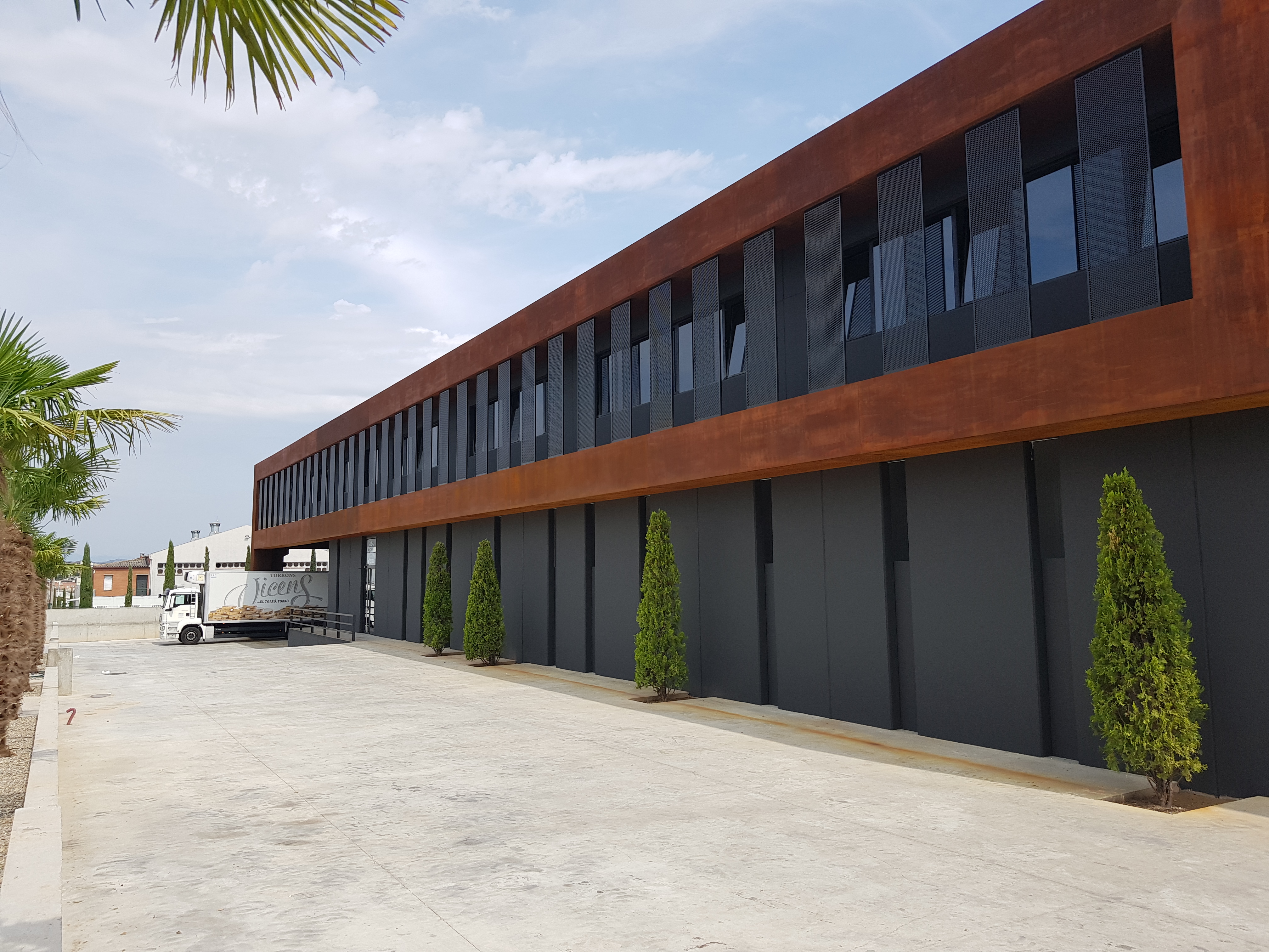 fachada nueva planta de Torrons Vicens en Agramunt