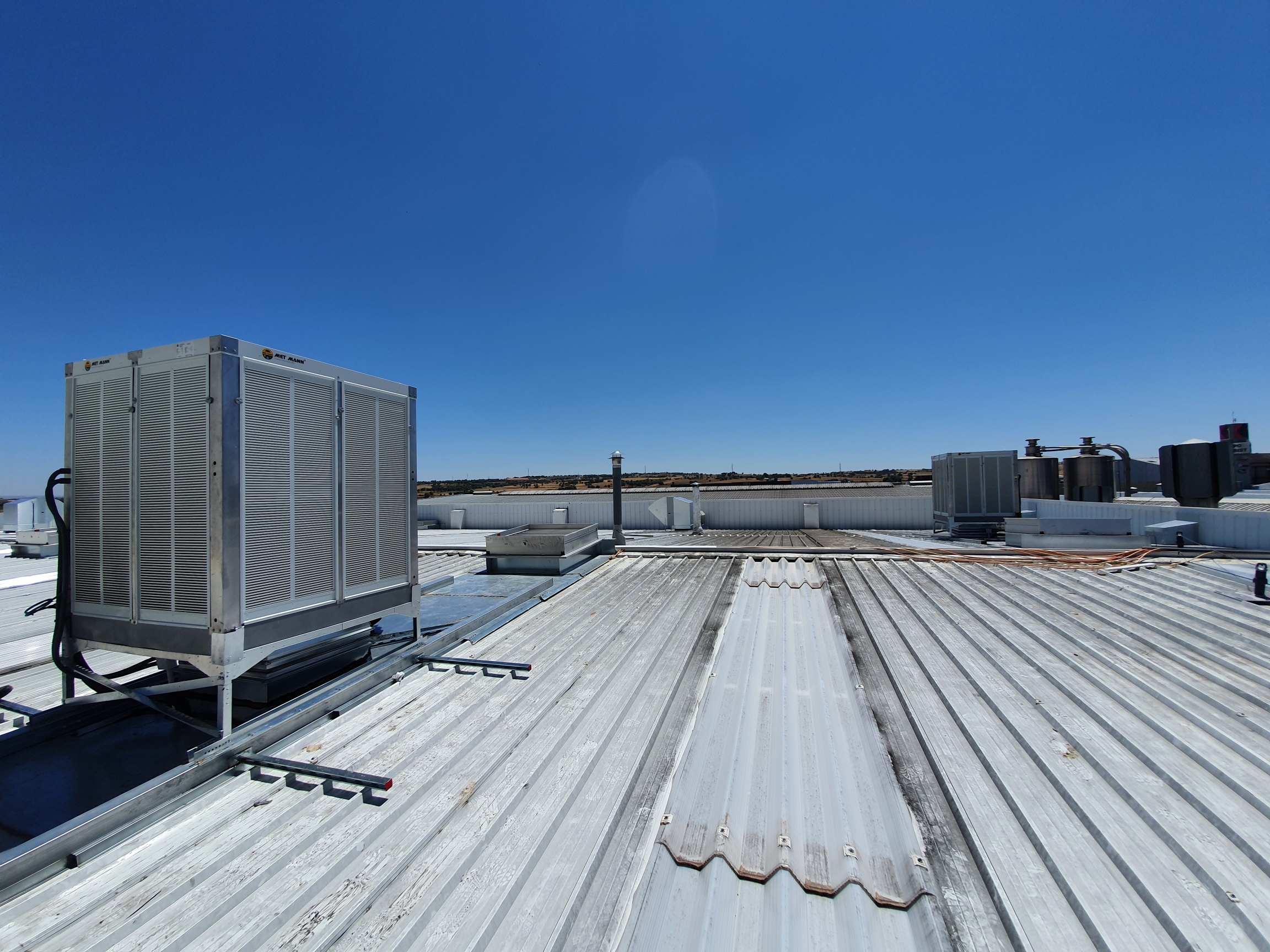 maquina evaporativa instal·lada a la teulada de la nau