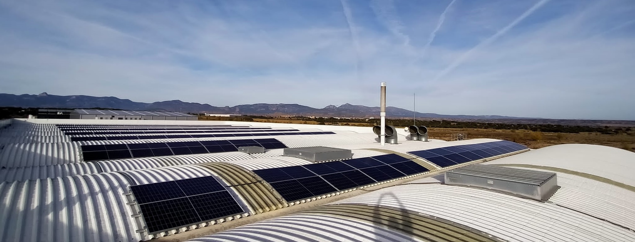 coberta BigMat Ochoa Huesca amb els mòduls solars fotovoltaics instal·lats