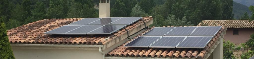 Mòduls fotovoltaics situats a la teulada d'una vivenda unifamiliar