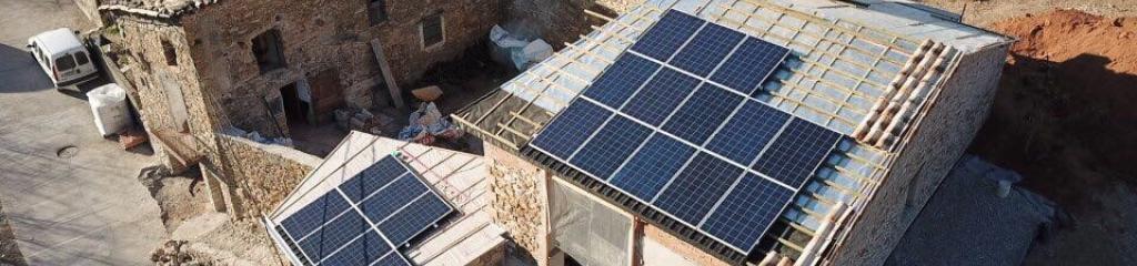 vivenda unifiamilar en construcció amb plaques fotovoltaiques a la teulada