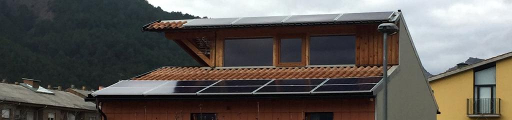 Vivenda particular amb plaques solars fotovoltaiques a la teulada