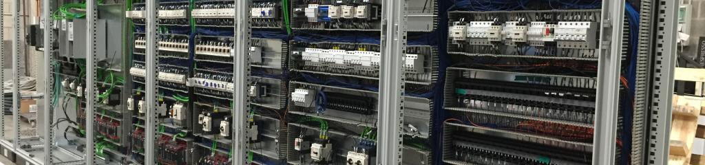 nous quadres elèctrics instal·lats per Jorfe, en procés d'acabar amb els cables, automàtics i diferencials