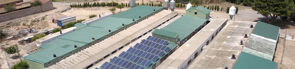 foto dron teulada instal·lació fotovoltaica en granja