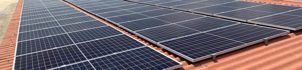 módulos solares fotovoltaicos en granja