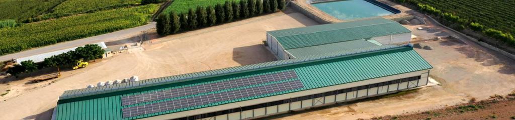 panoramica de la granja con instalacion fotovoltaica en cubierta