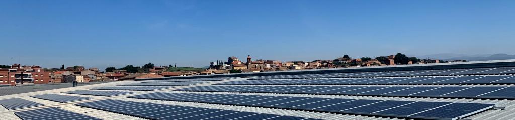 cubierta Ros Frigorifics con los 244 modulos solares fotovoltaicos instalados