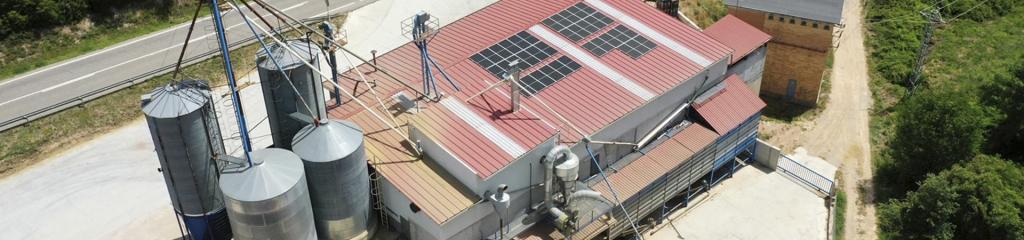 imatge coberta nau industria agraria amb els moduls solars de la instal·lació fotovoltaica