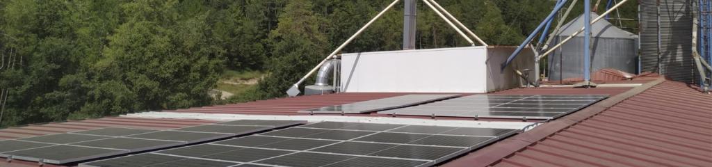 imagen cubierta nave industria agraria con los modulos solares de la instalación fotovoltaica
