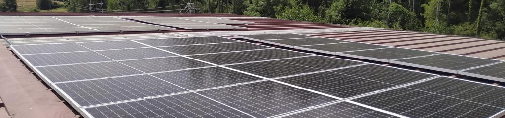 imatge coberta nau industria agraria amb els moduls solars de la instal·lació fotovoltaica