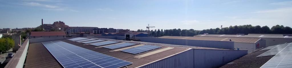 coberta nau Big Mat Ochoa amb els moduls solars instal·lació fotovoltaica