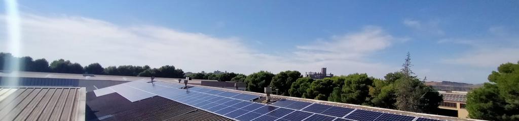 coberta nau Big Mat Ochoa amb els moduls solars instal·lació fotovoltaica