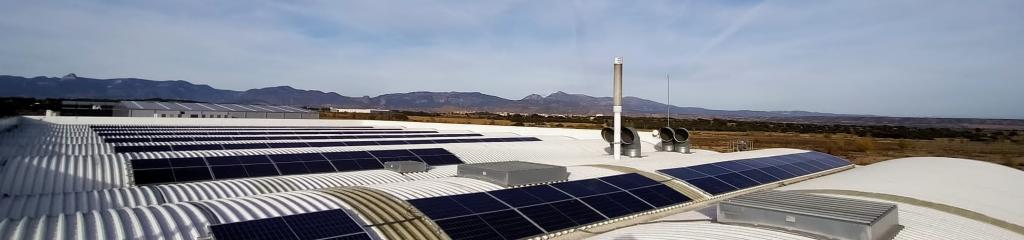 cubierta BigMat Ochoa Huesca con módulos solares instalados 