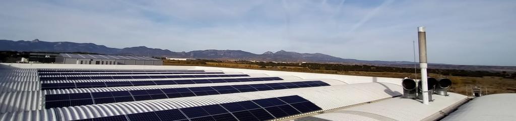 coberta BigMat Ochoa Huesca amb els mòduls solars fotovoltaics instal·lats